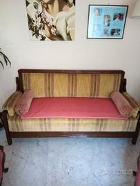 Divano antico completamente rifoderato 