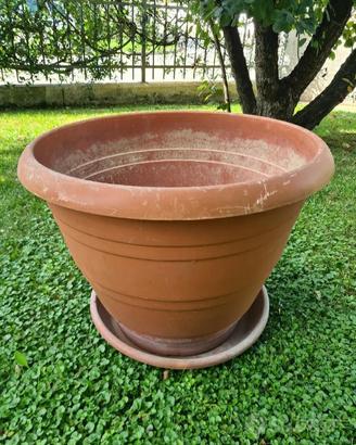 Vaso in plastica con sottovaso per piante