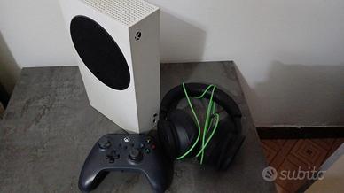 Xbox Series S + Controller + Cuffie