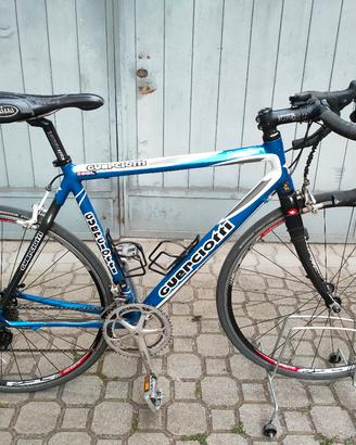 bicicletta corsa bici telaio alluminio e carbonio
