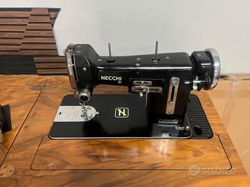 Macchina da cucire vintage Necchi con mobiletto