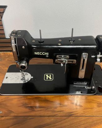 Macchina da cucire vintage Necchi con mobiletto