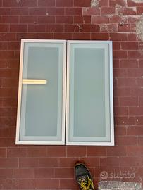 Mobile pensile con ante in vetro satinato