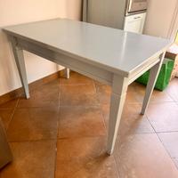 Tavolo in legno con sedie