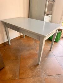 Tavolo in legno con sedie