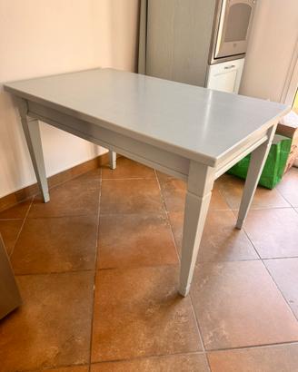 Tavolo in legno con sedie