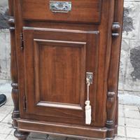 letto a barca e comodino. in arte povera 