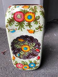 Vaso di ceramica interamente dipinto a mano