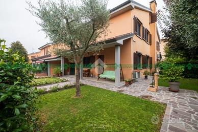 VILLA A SCHIERA D'ANGOLO A VALSAMOGGIA