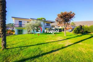 VILLLA SINGOLA CON AMPIO PARCO