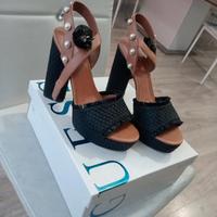 Sandalo Guess con tacco 