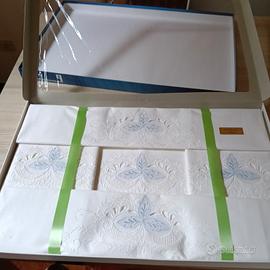 Lenzuola ricamate a mano complete di federe