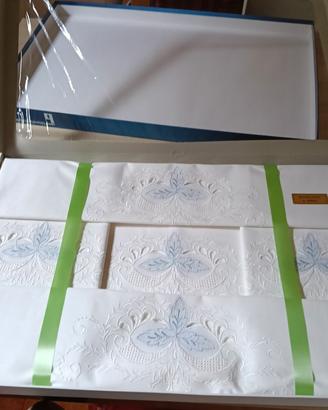 Lenzuola ricamate a mano complete di federe