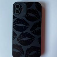 Cover iphone 11 nera con emoji del bacio