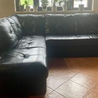 Divano in pelle nero ad angolo