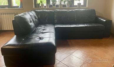 Divano in pelle nero ad angolo