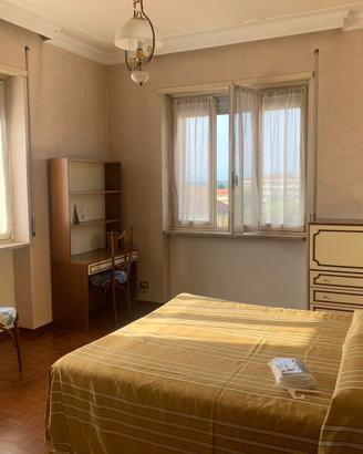 Camera ammobiliata in appartamento condiviso