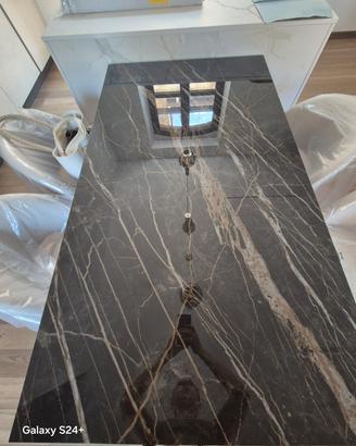 Tavolo Sedit in ceramica effetto marmo 