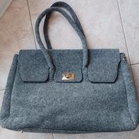 borsa in feltro grigio con fondo rigido