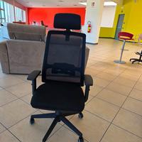 sedia fa ufficio ergonomica nera con poggiatesta