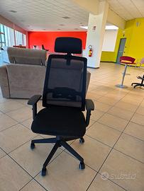 sedia fa ufficio ergonomica nera con poggiatesta