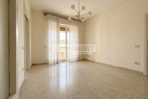BILOCALE CON DOPPIO BALCONE E POSTO AUTO