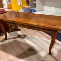 Tavolo in noce con cassetto