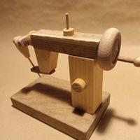 piccola macchina da cucire in legno
