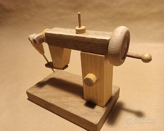 piccola macchina da cucire in legno