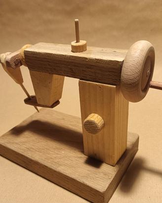piccola macchina da cucire in legno