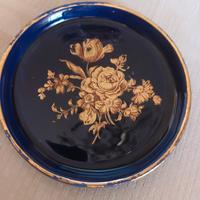 Piatto in porcellana decorato. 