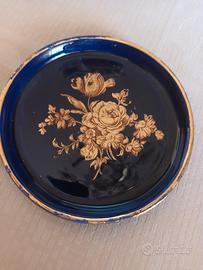 Piatto in porcellana decorato. 