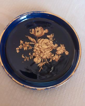 Piatto in porcellana decorato. 