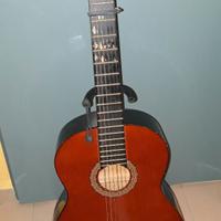 Chitarra acustica con supporto e capotasto.