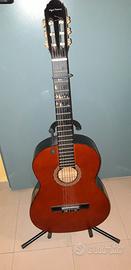 Chitarra acustica con supporto e capotasto.