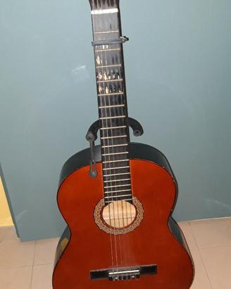 Chitarra acustica con supporto e capotasto.