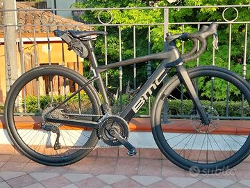 BMC  ROADMACHINE  01 AMP GRAVEL SCHIMANO 105  375W