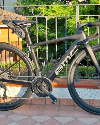 BMC  ROADMACHINE  01 AMP GRAVEL SCHIMANO 105  375W