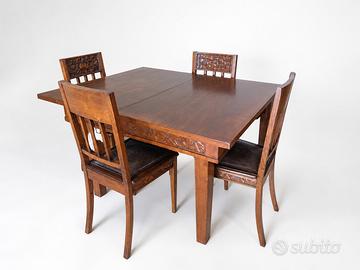Tavolo in legno con sedie
