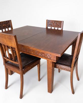 Tavolo in legno con sedie