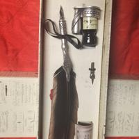 Questo è un set di penna d'oca e inchiostro per ca