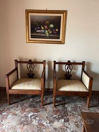 Salotto d’epoca. Poltroncine, tavolino e canapé.