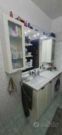 arredo bagno con specchiera e mensole