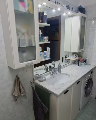 arredo bagno con specchiera e mensole