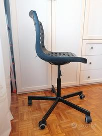 Sedia nera con rotelle. 