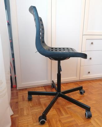 Sedia nera con rotelle. 