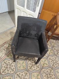 Coppia di poltrone in pelle (da restaurare)