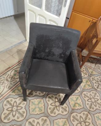 Coppia di poltrone in pelle (da restaurare)