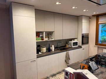Cucina in legno completa di elettrodomestici