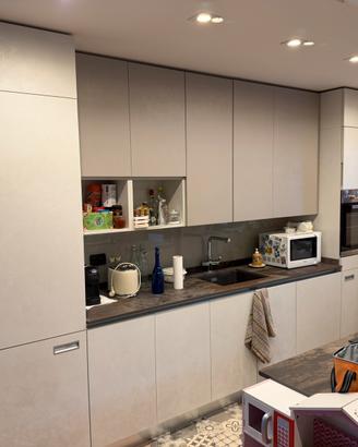 Cucina in legno completa di elettrodomestici